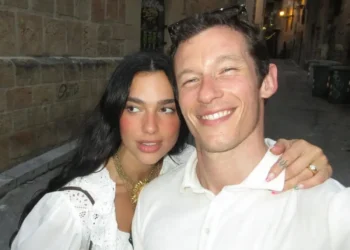 Dua Lipa dhe Callum Turner drejt martesës në Itali? Ja çfarë po përflitet