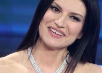 Festivali i Festival di Sanremo ka nisur zyrtarisht, duke rikthyer magjinë e muzikës në skenën legjendare të Teatro Ariston