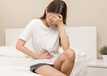 Dhimbjet menstruale mund të jenë po aq të forta sa një atak në zemër