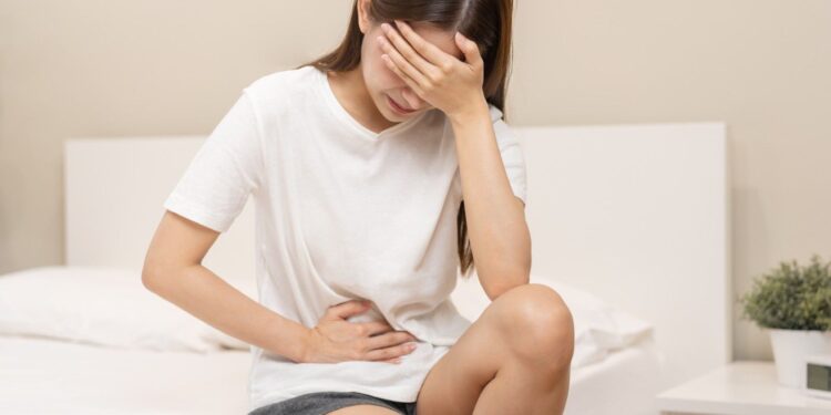 Dhimbjet menstruale mund të jenë po aq të forta sa një atak në zemër