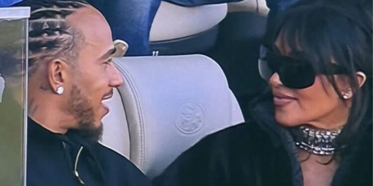 Nuk ka më dyshime/ Lewis Hamilton dhe Kim Kardashian kapen bashkë në Super Bowl