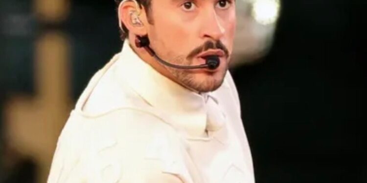 Bad Bunny shkëlqen në Super Bowl/ Look ishte nga Zara