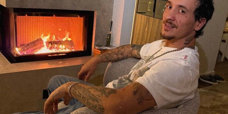 Dashuri në horizont? Getinjo shfaqet me një vajzë misterioze krahë tij