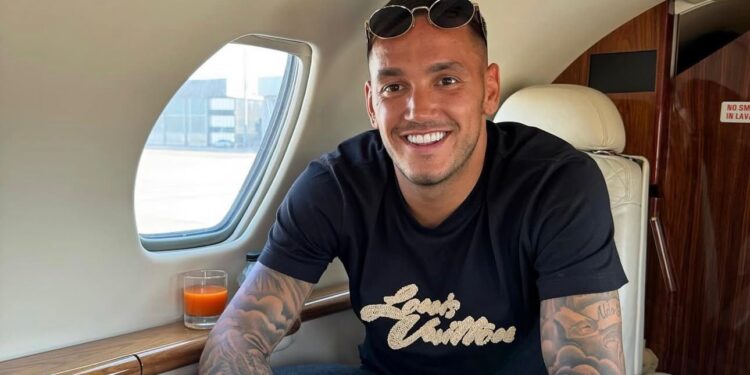 Rei Manaj lë pas të shkuarën, një vajzë e re në krah të sulmuesit të Kombëtares