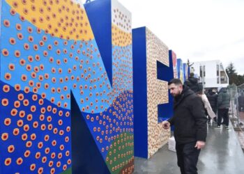 Monumenti NEWBORN mbulohet me mijëra emblema të Ushtria Çlirimtare e Kosovës në përvjetorin e Pavarësisë