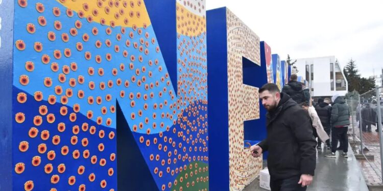 Monumenti NEWBORN mbulohet me mijëra emblema të Ushtria Çlirimtare e Kosovës në përvjetorin e Pavarësisë