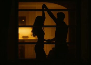 Si ndryshon trupi juaj kur jeni të dashuruar dhe kur përjetoni një ndarje