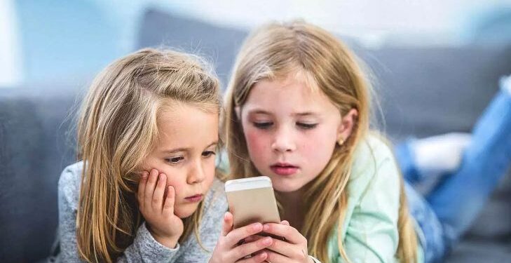 Spanja planifikon ndalim të rrjeteve sociale për fëmijët nën 16 vjeç