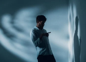 Këto 3 shenja të horoskopit nuk duan të jenë në qendër të vëmendjes