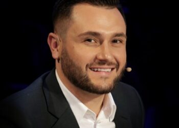 Bes Kallaku publikon foton e parë me partneren e re, por fsheh identitetin e saj