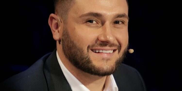 Bes Kallaku publikon foton e parë me partneren e re, por fsheh identitetin e saj