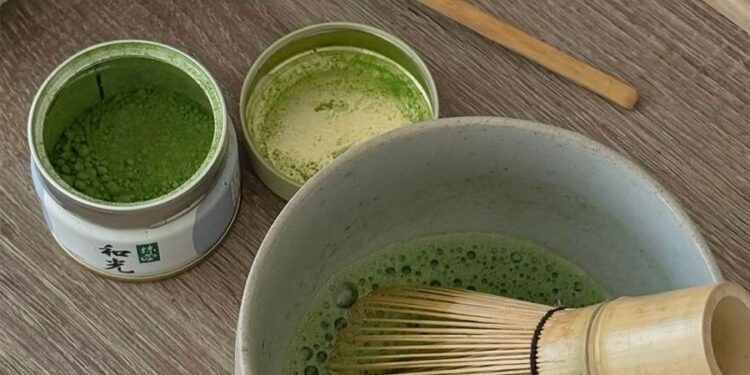 Kujdes me matchan: Konsumi i tepërt mund të dëmtojë mëlçinë dhe të ndryshojë ngjyrën e lëkurës