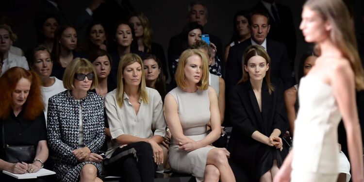 Sekreti i rreshtit të parë: Kush ulet në front row dhe pse ka kaq shumë rëndësi në modë