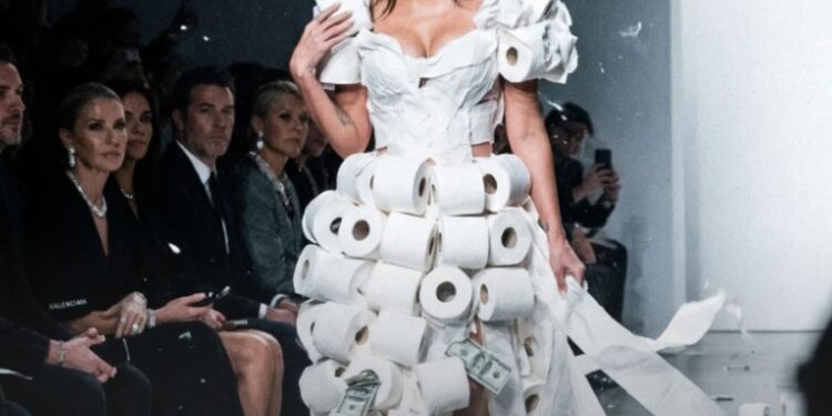 Balenciaga sfidon traditën/  Fustani i nusërisë që po bën xhiron e rrjetit