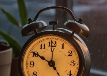 Të dielën ndryshon ora do të humbisni një orë gjumë