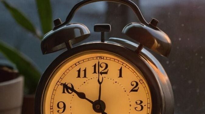 Të dielën ndryshon ora do të humbisni një orë gjumë
