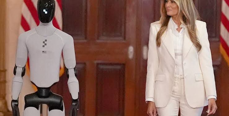 Melania Trump prezanton robotin humanoid si të ftuar në samitin e teknologjisë për fëmijë