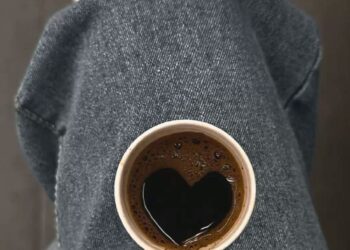 Pse nuk rekomandohet të pini kafe me stomak bosh? Ja çfarë thonë studimet