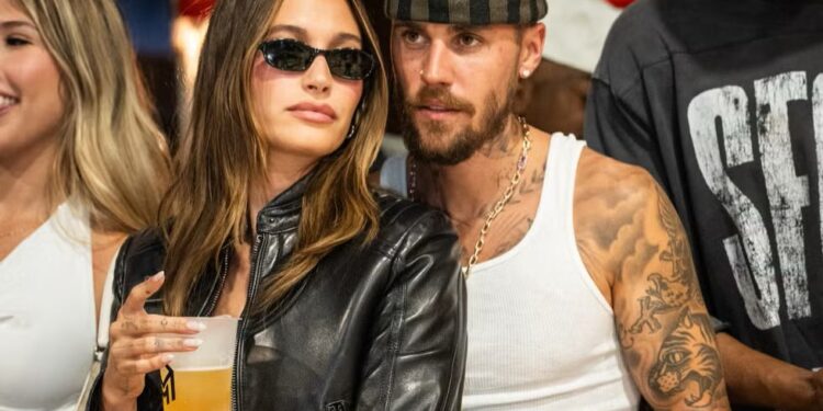 Hailey Bieber flet hapur për presionin e famës: Komentet e njerëzve mund të jenë shumë të rënda