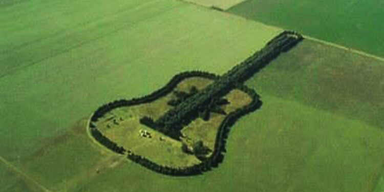 40 vite dashuri: Fermeri krijon një kitarë gjigante në pyll për gruan e tij të ndjerë