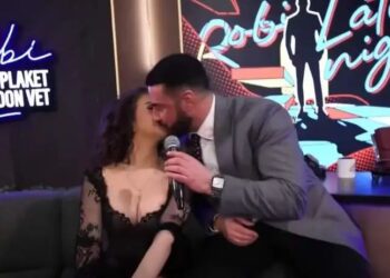 Robert Berisha dhe Vivien Thanon puthen në buzë gjatë emisionit live