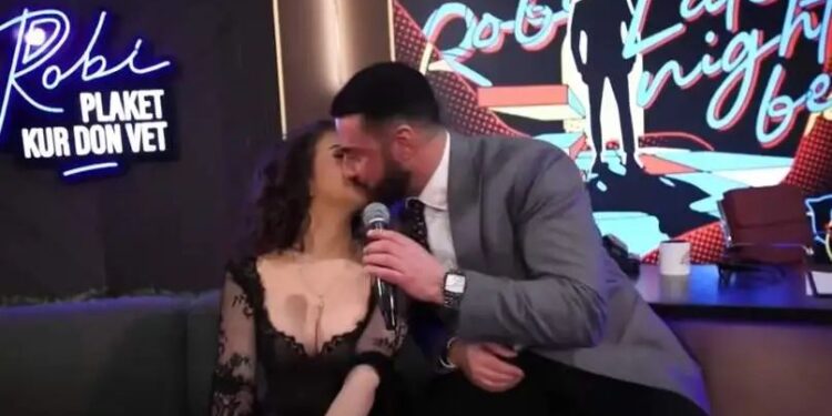 Robert Berisha dhe Vivien Thanon puthen në buzë gjatë emisionit live