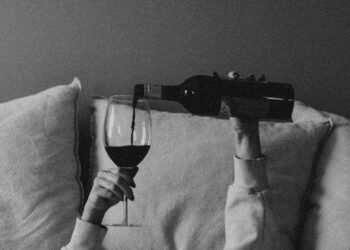 A sëmuren më rrallë personat që konsumojnë alkool? Çfarë thonë studimet