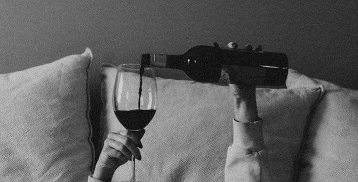 A sëmuren më rrallë personat që konsumojnë alkool? Çfarë thonë studimet