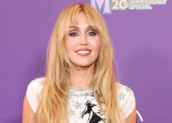 Rikthehet magjia e Hannah Montana/ Miley Cyrus emocionon fansat në ribashkimin me kastin pas 20 vitesh