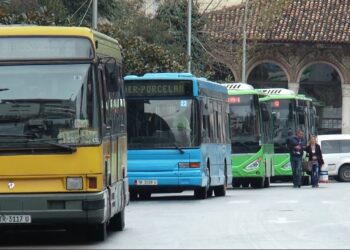 Transporti publik në Tiranë redukton shërbimin me 40%, qytetarët përballen me vonesa dhe fluks të lartë