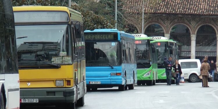 Transporti publik në Tiranë redukton shërbimin me 40%, qytetarët përballen me vonesa dhe fluks të lartë