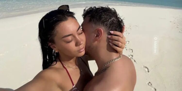 DJ Geek s’fshihet më: Publikon foto romantike me partneren nga pushimet në Maldive