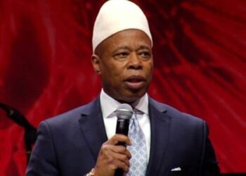 Jam shqiptar,  Eric Adams shfaqet me plis në kokë