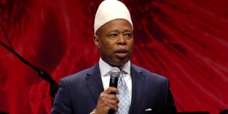 Jam shqiptar,  Eric Adams shfaqet me plis në kokë