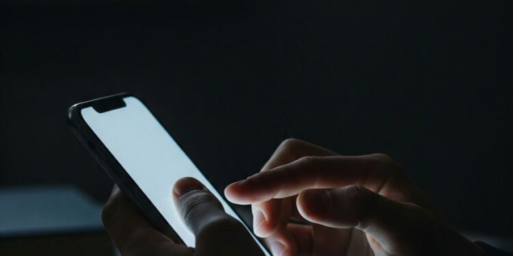 Pse rrimë zgjuar me telefon edhe kur jemi të lodhur?